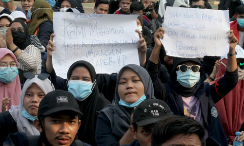 <p>Sejumlah mahasiswa melakukan demonstrasi di Tugu Adipura, Kota Tangerang, Banten, Rabu, 7 Oktober 2020. Aksi tersebut sebagai penolakan atas pengesahan Undang-Undang Cipta Kerja oleh DPR. Foto: Panji Asmoro/TrenAsia</p>
