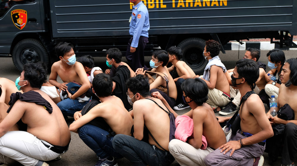 <p>Ratusan remaja diamankan aparat kepolisian di lapangan komplek Parlemen, Senayan, Jakarta, Kamis, 8 Oktober 2020. Pertugas kepolisian mengamankan ratusan remaja yang berkumpul dan diduga akan mengikuti aksi unjuk rasa bersama buruh terkait penolakan terhadap UU Cipta Kerja yang rencananya akan berlangsung di depan Gedung DPR/MPR RI. Foto: Ismail Pohan/TrenAsia</p>
