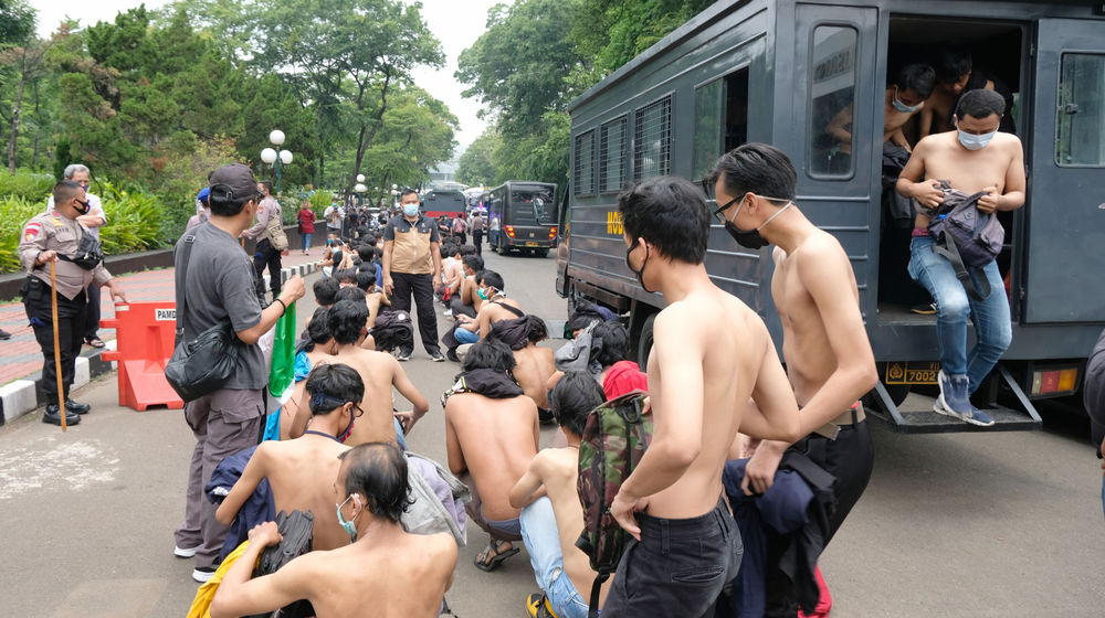 <p>Ratusan remaja diamankan aparat kepolisian di lapangan komplek Parlemen, Senayan, Jakarta, Kamis, 8 Oktober 2020. Pertugas kepolisian mengamankan ratusan remaja yang berkumpul dan diduga akan mengikuti aksi unjuk rasa bersama buruh terkait penolakan terhadap UU Cipta Kerja yang rencananya akan berlangsung di depan Gedung DPR/MPR RI. Foto: Ismail Pohan/TrenAsia</p>
