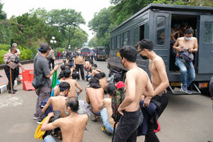 <p>Ratusan remaja diamankan aparat kepolisian di lapangan komplek Parlemen, Senayan, Jakarta, Kamis, 8 Oktober 2020. Pertugas kepolisian mengamankan ratusan remaja yang berkumpul dan diduga akan mengikuti aksi unjuk rasa bersama buruh terkait penolakan terhadap UU Cipta Kerja yang rencananya akan berlangsung di depan Gedung DPR/MPR RI. Foto: Ismail Pohan/TrenAsia</p>
