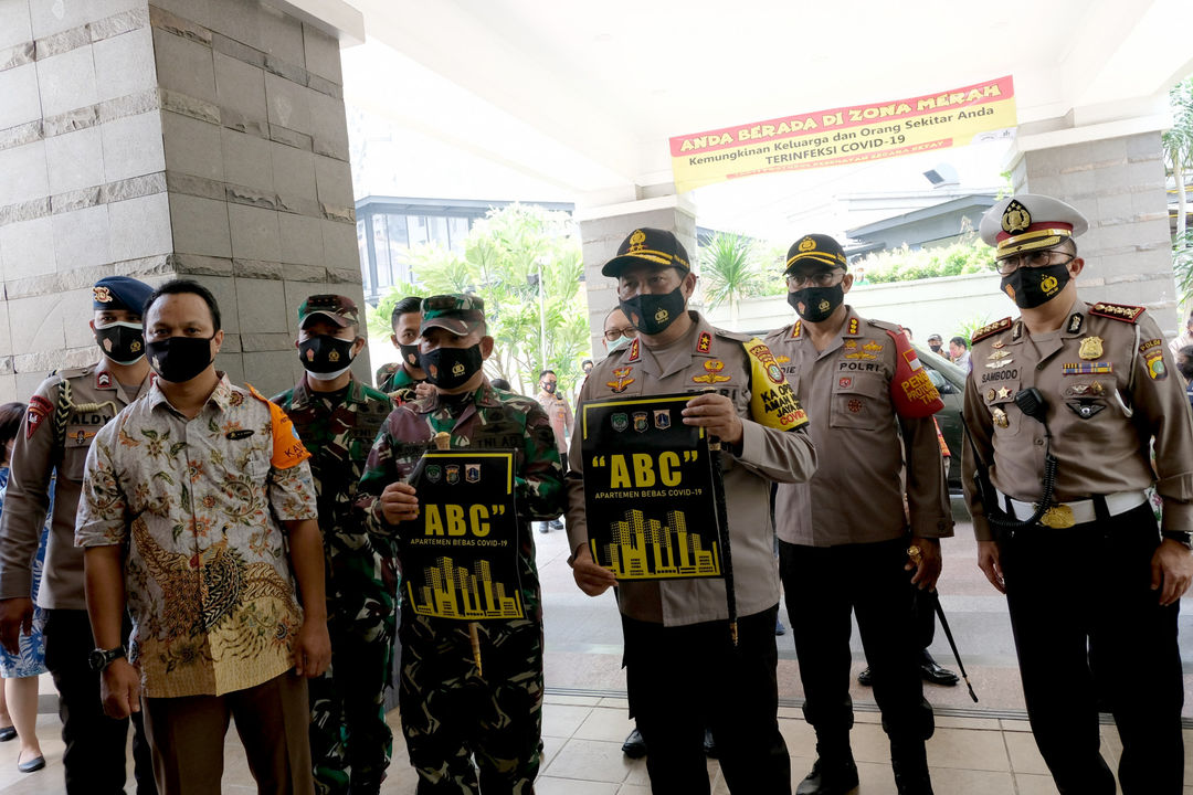 <p>Kapolda Metro Jaya Irjen Nana Sujana (ketiga kanan) bersama Pangdam Jaya Mayjen TNI Dudung Abdurachman (kedua kiri) didampingi oleh Apartement Manager Mediterania Garden Residence (MGR) II Edwin Oktaviary Gobel (kiri) saat simbolik peresmian Apartemen MGR II sebagai Apartemen Bebas Covid-19 (ABC) yang berada di Kawasan Podomoro City, Tanjung Duren, Jakarta Barat, Kamis, 1 Oktober 2020. Program yang diinisiasi oleh Kepolisian Resor untuk menyadarkan dan mendisiplinkan protokol kesehatan di masyarakat khususnya wilayah apartemen-apartemen area DKI Jakarta. MGR II memiliki 6 tower dengan 3.104 unit yang mencapai tingkat hunian 80%-90% dengan 2.800-an Kepala Keluarga (KK). Warga MGR II diminta untuk terus melaksanakan 3M (memakai masker, mencuci tangan dan menjaga jarak) di lingkungan apartemen. Foto: Ismail Pohan/TrenAsia</p>
