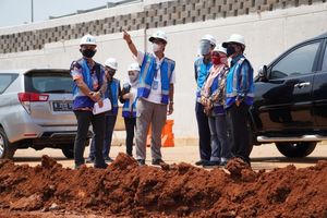 <p>Jaringan jalan tol JORR II akan beroperasi secara fungsional menjelang libur Natal 2020 dan Tahun Baru 2021.<br />
PT Jasa Marga (Persero) Tbk. menyebut kedua jalan tol tersebut, yakni jalan tol Serpong-Cinere dan jalan tol Cengkareng-Batuceper-Kunciran yang masing-masing dikelola oleh PT Cinere Serpong Jaya (CSJ) dan PT Jasamarga Kunciran Cengkareng (JKC). / Kementerian BUMN</p>