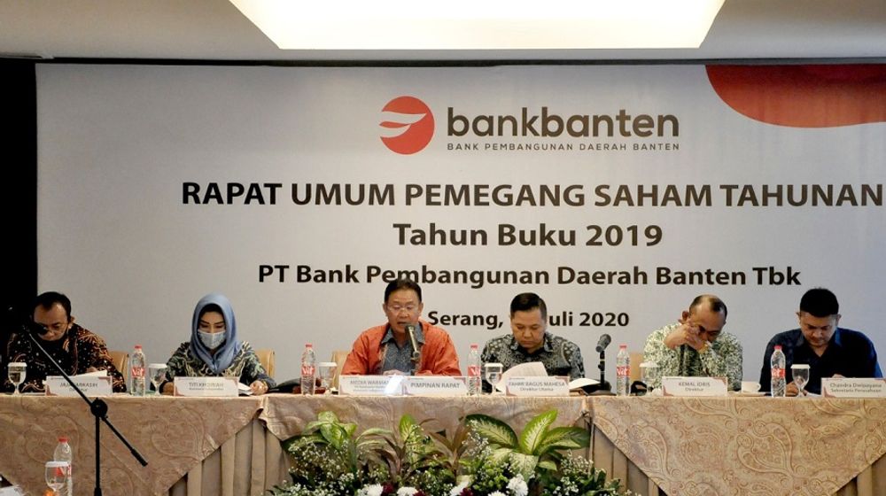 <p>Bank Banten gelar Rapat Umum Pemegang Saham Tahunan (RUPST) tahun buku 2019 di Serang (17/7). (Kiri-kanan) Direksi Bank Banten Jaja Jarkasih (kiri), Komisaris Independen Titi Khoiriah (kedua kiri), Plt. Komisaris Utama Bank Banten Media Warman (ketiga kiri), Direktur Utama Bank Banten Fahmi Bagus Mahesa (ketiga kanan), Direksi Bank Banten Kemal Idris (kedua kanan), Sekretaris Perusahaan Bank Banten Chandra Dwipayana (kanan). / Bankbanten.co.id</p>
