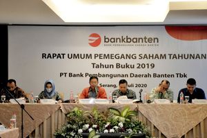 <p>Bank Banten gelar Rapat Umum Pemegang Saham Tahunan (RUPST) tahun buku 2019 di Serang (17/7). (Kiri-kanan) Direksi Bank Banten Jaja Jarkasih (kiri), Komisaris Independen Titi Khoiriah (kedua kiri), Plt. Komisaris Utama Bank Banten Media Warman (ketiga kiri), Direktur Utama Bank Banten Fahmi Bagus Mahesa (ketiga kanan), Direksi Bank Banten Kemal Idris (kedua kanan), Sekretaris Perusahaan Bank Banten Chandra Dwipayana (kanan). / Bankbanten.co.id</p>
