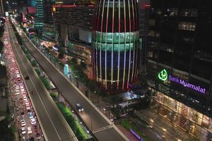 <p>Bank Muamalat Tower di Kawasan Kuningan Jakarta Selatan / YouTube</p>
