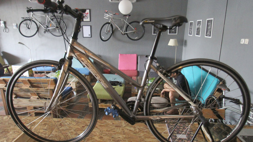 <p>Tampak Sepeda yang dipajang di meja tamu BikeBike Cafe di Jalan Ciater Raya, Serpong, Tangsel, Banten, Kamis, 15 Agustus 2020. Melihat tren olahraga sepeda disaat pandemi, muncul ide kreatif empat anak muda membuka BikeBike Cafe yang kini menjadi tempat militan para pesepeda maupun masyarakat yang ingin mendapatkan suasana dengan konsep sepeda. Konsep unik dengan unsur sepeda mendominasi yang dipajang di meja makan, dan kerangka sepeda yang digantung sebagai hiasan untuk menambah kesan unik. Selain menu makanan dan minuman cafe ini juga melayani detailing sepeda yang memanjakan memanjakan sepeda para goweser dengan perawatan salon. Cafe yang baru  berusia 2 tahun ini kini menjadi tempat singgah para komunitas sepeda untuk melepas lelah dan juga membahas tentang sepeda. Foto: Panji Asmoro/TrenAsia</p>
