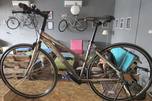 <p>Tampak Sepeda yang dipajang di meja tamu BikeBike Cafe di Jalan Ciater Raya, Serpong, Tangsel, Banten, Kamis, 15 Agustus 2020. Melihat tren olahraga sepeda disaat pandemi, muncul ide kreatif empat anak muda membuka BikeBike Cafe yang kini menjadi tempat militan para pesepeda maupun masyarakat yang ingin mendapatkan suasana dengan konsep sepeda. Konsep unik dengan unsur sepeda mendominasi yang dipajang di meja makan, dan kerangka sepeda yang digantung sebagai hiasan untuk menambah kesan unik. Selain menu makanan dan minuman cafe ini juga melayani detailing sepeda yang memanjakan memanjakan sepeda para goweser dengan perawatan salon. Cafe yang baru berusia 2 tahun ini kini menjadi tempat singgah para komunitas sepeda untuk melepas lelah dan juga membahas tentang sepeda. Foto: Panji Asmoro/TrenAsia</p>