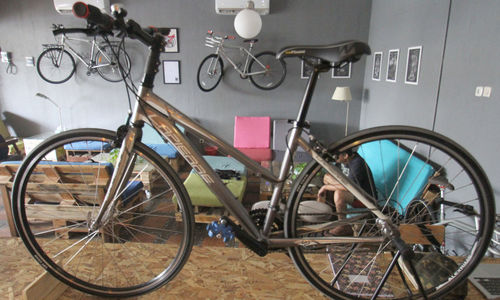 <p>Tampak Sepeda yang dipajang di meja tamu BikeBike Cafe di Jalan Ciater Raya, Serpong, Tangsel, Banten, Kamis, 15 Agustus 2020. Melihat tren olahraga sepeda disaat pandemi, muncul ide kreatif empat anak muda membuka BikeBike Cafe yang kini menjadi tempat militan para pesepeda maupun masyarakat yang ingin mendapatkan suasana dengan konsep sepeda. Konsep unik dengan unsur sepeda mendominasi yang dipajang di meja makan, dan kerangka sepeda yang digantung sebagai hiasan untuk menambah kesan unik. Selain menu makanan dan minuman cafe ini juga melayani detailing sepeda yang memanjakan memanjakan sepeda para goweser dengan perawatan salon. Cafe yang baru  berusia 2 tahun ini kini menjadi tempat singgah para komunitas sepeda untuk melepas lelah dan juga membahas tentang sepeda. Foto: Panji Asmoro/TrenAsia</p>
