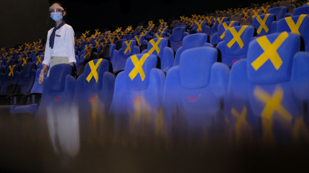 <p>Petugas melakukan pengecekan area teater bioskop CGV di Mal Grand Indonesia, Jakarta, Rabu, 21 Oktober 2020. Foto: Ismail Pohan/TrenAsia</p>
