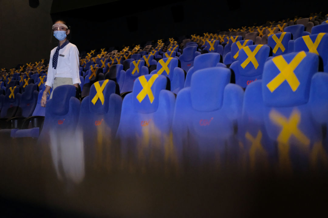 <p>Petugas melakukan pengecekan area teater bioskop CGV di Mal Grand Indonesia, Jakarta, Rabu, 21 Oktober 2020. Foto: Ismail Pohan/TrenAsia</p>
