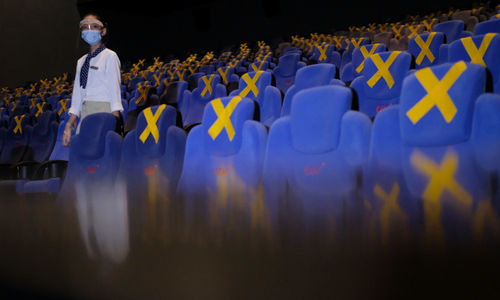 <p>Petugas melakukan pengecekan area teater bioskop CGV di Mal Grand Indonesia, Jakarta, Rabu, 21 Oktober 2020. Foto: Ismail Pohan/TrenAsia</p>
