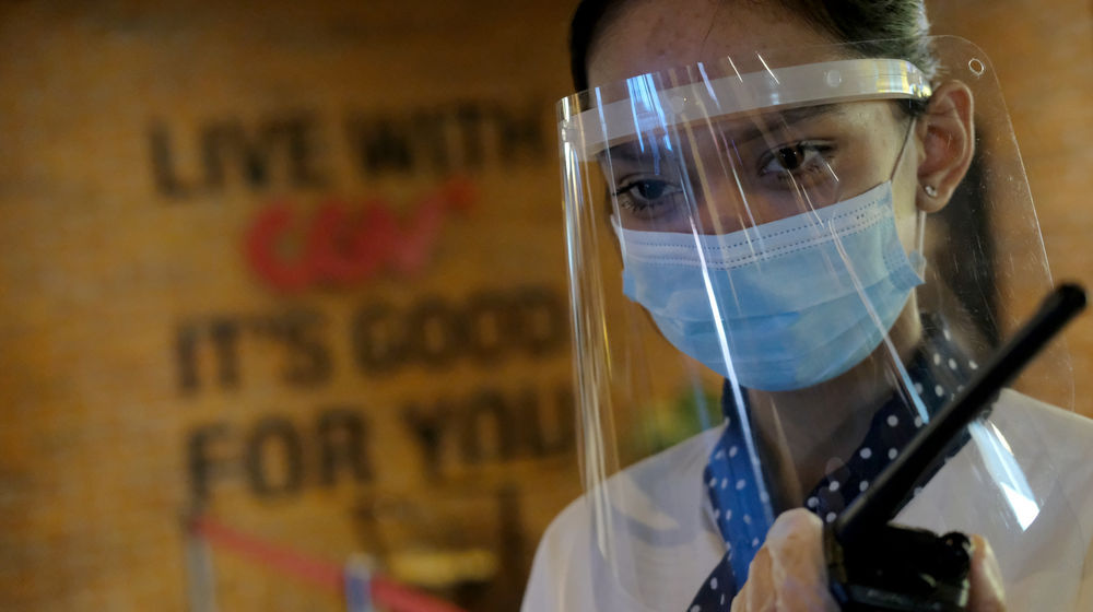 <p>Petugas berktivitas di area bioskop CGV di Mal Grand Indonesia, Jakarta, Rabu, 21 Oktober 2020. Foto: Ismail Pohan/TrenAsia</p>
