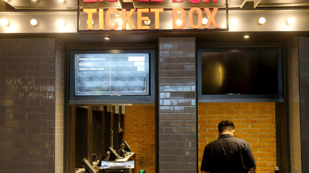 <p>Pengunjung memesan tiket di bioskop CGV Mal Grand Indonesia, Jakarta, Rabu, 21 Oktober 2020. Foto: Ismail Pohan/TrenAsia</p>
