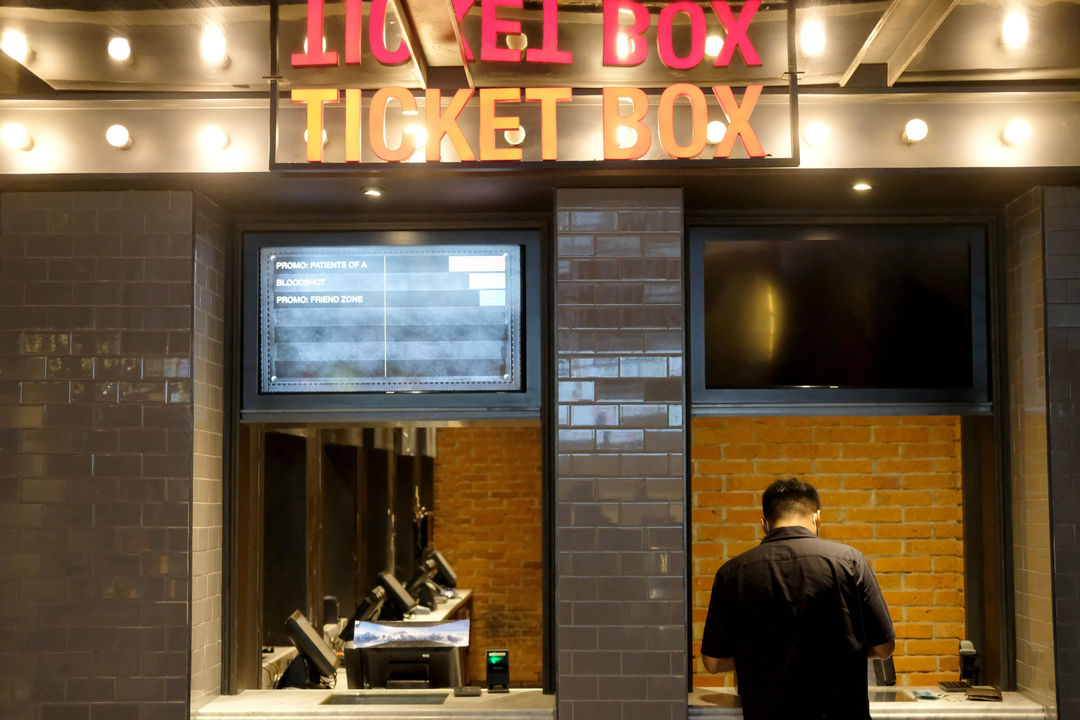 <p>Pengunjung memesan tiket di bioskop CGV Mal Grand Indonesia, Jakarta, Rabu, 21 Oktober 2020. Foto: Ismail Pohan/TrenAsia</p>
