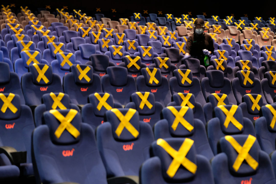 <p>Petugas membersihkan area teater bioskop CGV di Mal Grand Indonesia, Jakarta, Rabu, 21 Oktober 2020. Foto: Ismail Pohan/TrenAsia</p>
