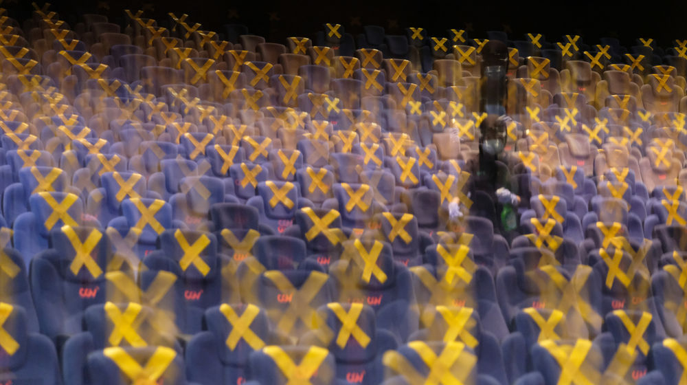 <p>Petugas membersihkan area teater bioskop CGV di Mal Grand Indonesia, Jakarta, Rabu, 21 Oktober 2020. Foto: Ismail Pohan/TrenAsia</p>
