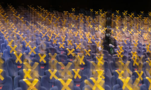 <p>Petugas membersihkan area teater bioskop CGV di Mal Grand Indonesia, Jakarta, Rabu, 21 Oktober 2020. Foto: Ismail Pohan/TrenAsia</p>
