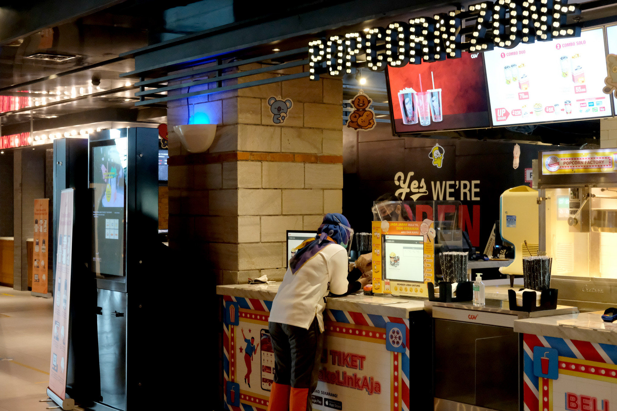 <p>Suasana bioskop CGV di Mal Grand Indonesia, Jakarta, Rabu, 21 Oktober 2020. Foto: Ismail Pohan/TrenAsia</p>
