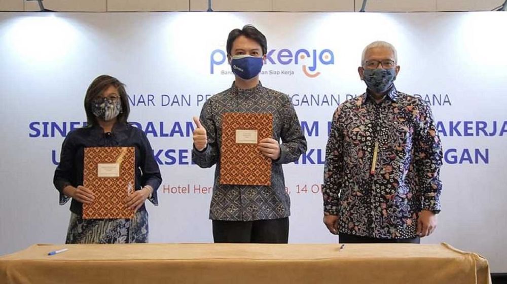 <p>Direktur Eksekutif Manajemen Pelaksana Kartu Prakerja, Denni Puspa Purbasari (kiri), CEO & Co-Founder DANA, Vince Iswara (tengah), serta Deputi Bidang Koordinasi Ekonomi Digital, Ketenagakerjaan, dan UMKM, Mohammad Rudy Salahuddin, berfoto bersama dalam acara penandatanganan kerja sama antara Program Kartu Prakerja dan DANA, Rabu (14/10/2020). / Dok. DANA</p>
