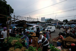 <p>Suasana kios pedagang di Pasar Kebayoran Lama, Jakarta, Selasa, 6 Oktober 2020. Foto: Ismail Pohan/TrenAsia. Foto: Ismail Pohan/TrenAsia</p>