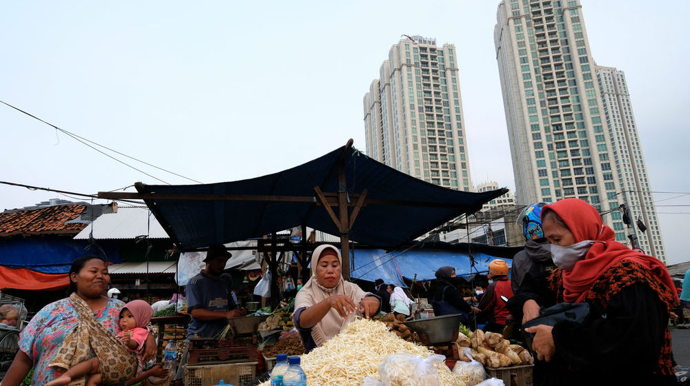 <p>Pedagang menata barang dagangannya di Pasar Kebayoran Lama, Jakarta, Selasa, 6 Oktober 2020. Jika pandemi tak bisa dikendalikan yang salah satunya dilihat dari indikator positive rate di bawah 5%, masyarakat, khususnya kelas menengah akan enggan membelanjakan uangnya, karena khawatir terinfeksi. Inilah yang menjadi penyebab, meski reaktivasi ekonomi sudah dilakukan pada Juni 2020 lalu, tetapi kinerja daya beli tetap melorot. Foto: Ismail Pohan/TrenAsia</p>
