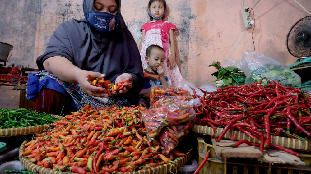 <p>Suasana kios pedagang di Pasar Kebayoran Lama, Jakarta, Selasa, 6 Oktober 2020. Jika pandemi tak bisa dikendalikan yang salah satunya dilihat dari indikator positive rate di bawah 5%, masyarakat, khususnya kelas menengah akan enggan membelanjakan uangnya, karena khawatir terinfeksi. Inilah yang menjadi penyebab, meski reaktivasi ekonomi sudah dilakukan pada Juni 2020 lalu, tetapi kinerja daya beli tetap melorot. Foto: Ismail Pohan/TrenAsia</p>