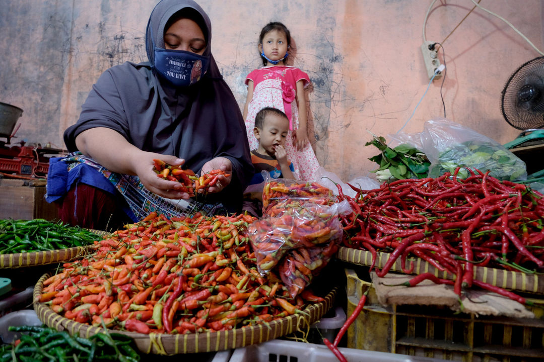 <p>Suasana kios pedagang di Pasar Kebayoran Lama, Jakarta, Selasa, 6 Oktober 2020. Jika pandemi tak bisa dikendalikan yang salah satunya dilihat dari indikator positive rate di bawah 5%, masyarakat, khususnya kelas menengah akan enggan membelanjakan uangnya, karena khawatir terinfeksi. Inilah yang menjadi penyebab, meski reaktivasi ekonomi sudah dilakukan pada Juni 2020 lalu, tetapi kinerja daya beli tetap melorot. Foto: Ismail Pohan/TrenAsia</p>
