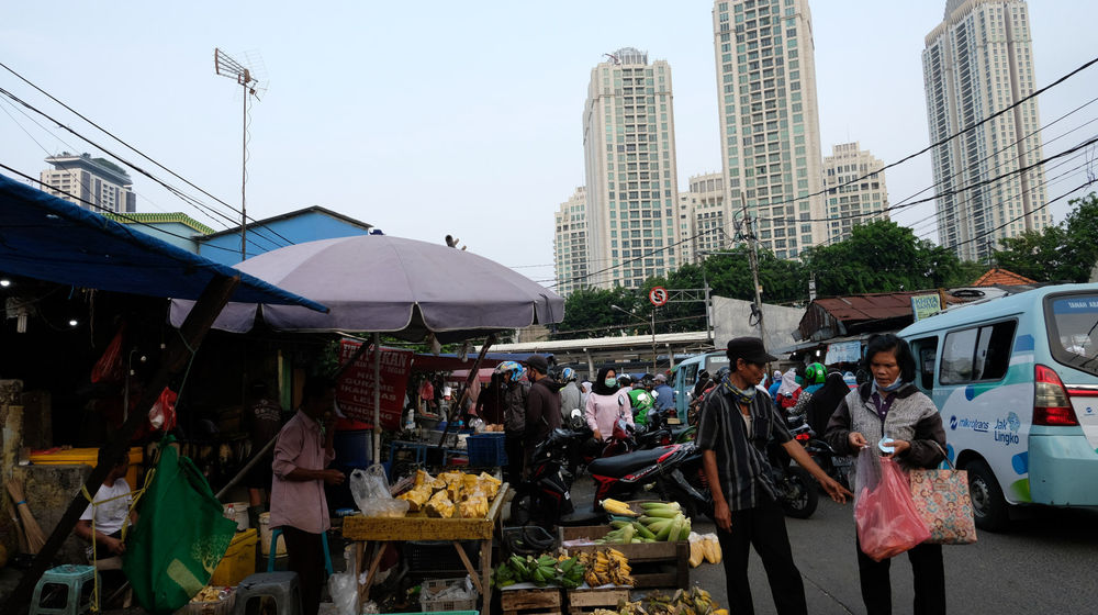 <p>Suasana kios pedagang di Pasar Kebayoran Lama, Jakarta, Selasa, 6 Oktober 2020. Jika pandemi tak bisa dikendalikan yang salah satunya dilihat dari indikator positive rate di bawah 5%, masyarakat, khususnya kelas menengah akan enggan membelanjakan uangnya, karena khawatir terinfeksi. Inilah yang menjadi penyebab, meski reaktivasi ekonomi sudah dilakukan pada Juni 2020 lalu, tetapi kinerja daya beli tetap melorot. Foto: Ismail Pohan/TrenAsia</p>
