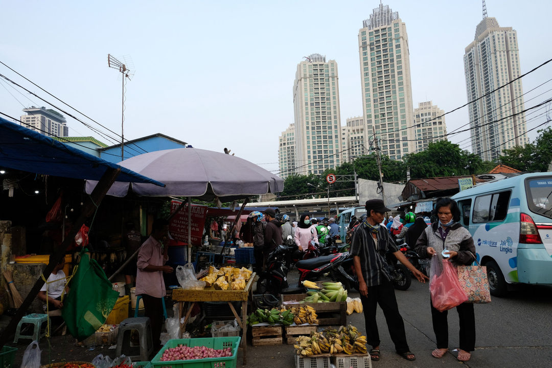 <p>Suasana kios pedagang di Pasar Kebayoran Lama, Jakarta, Selasa, 6 Oktober 2020. Jika pandemi tak bisa dikendalikan yang salah satunya dilihat dari indikator positive rate di bawah 5%, masyarakat, khususnya kelas menengah akan enggan membelanjakan uangnya, karena khawatir terinfeksi. Inilah yang menjadi penyebab, meski reaktivasi ekonomi sudah dilakukan pada Juni 2020 lalu, tetapi kinerja daya beli tetap melorot. Foto: Ismail Pohan/TrenAsia</p>
