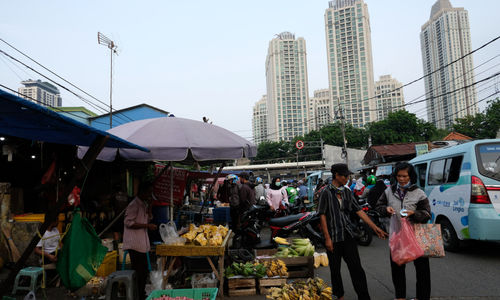 <p>Suasana kios pedagang di Pasar Kebayoran Lama, Jakarta, Selasa, 6 Oktober 2020. Jika pandemi tak bisa dikendalikan yang salah satunya dilihat dari indikator positive rate di bawah 5%, masyarakat, khususnya kelas menengah akan enggan membelanjakan uangnya, karena khawatir terinfeksi. Inilah yang menjadi penyebab, meski reaktivasi ekonomi sudah dilakukan pada Juni 2020 lalu, tetapi kinerja daya beli tetap melorot. Foto: Ismail Pohan/TrenAsia</p>
