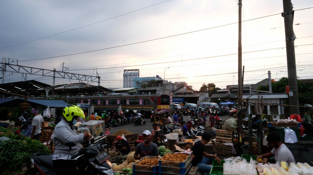 <p>Suasana kios pedagang di Pasar Kebayoran Lama, Jakarta, Selasa, 6 Oktober 2020. Jika pandemi tak bisa dikendalikan yang salah satunya dilihat dari indikator positive rate di bawah 5%, masyarakat, khususnya kelas menengah akan enggan membelanjakan uangnya, karena khawatir terinfeksi. Inilah yang menjadi penyebab, meski reaktivasi ekonomi sudah dilakukan pada Juni 2020 lalu, tetapi kinerja daya beli tetap melorot. Foto: Ismail Pohan/TrenAsia</p>
