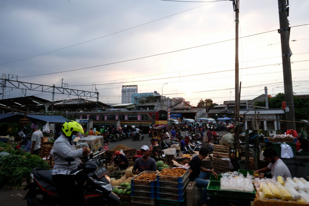 <p>Suasana kios pedagang di Pasar Kebayoran Lama, Jakarta, Selasa, 6 Oktober 2020. Jika pandemi tak bisa dikendalikan yang salah satunya dilihat dari indikator positive rate di bawah 5%, masyarakat, khususnya kelas menengah akan enggan membelanjakan uangnya, karena khawatir terinfeksi. Inilah yang menjadi penyebab, meski reaktivasi ekonomi sudah dilakukan pada Juni 2020 lalu, tetapi kinerja daya beli tetap melorot. Foto: Ismail Pohan/TrenAsia</p>
