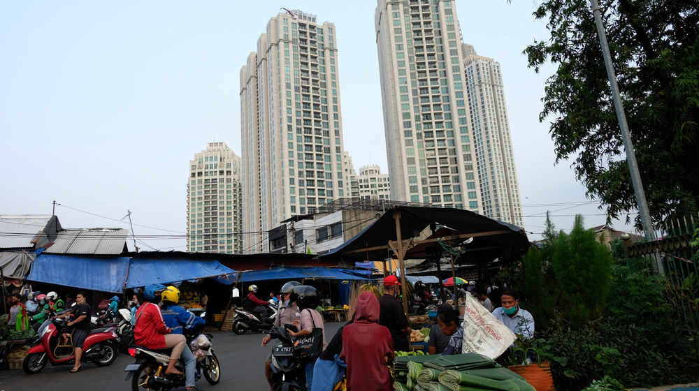<p>Suasana kios pedagang di Pasar Kebayoran Lama, Jakarta, Selasa, 6 Oktober 2020. Jika pandemi tak bisa dikendalikan yang salah satunya dilihat dari indikator positive rate di bawah 5%, masyarakat, khususnya kelas menengah akan enggan membelanjakan uangnya, karena khawatir terinfeksi. Inilah yang menjadi penyebab, meski reaktivasi ekonomi sudah dilakukan pada Juni 2020 lalu, tetapi kinerja daya beli tetap melorot. Foto: Ismail Pohan/TrenAsia</p>
