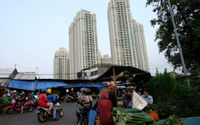 <p>Suasana kios pedagang di Pasar Kebayoran Lama, Jakarta, Selasa, 6 Oktober 2020. Jika pandemi tak bisa dikendalikan yang salah satunya dilihat dari indikator positive rate di bawah 5%, masyarakat, khususnya kelas menengah akan enggan membelanjakan uangnya, karena khawatir terinfeksi. Inilah yang menjadi penyebab, meski reaktivasi ekonomi sudah dilakukan pada Juni 2020 lalu, tetapi kinerja daya beli tetap melorot. Foto: Ismail Pohan/TrenAsia</p>
