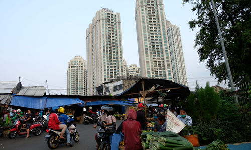 <p>Suasana kios pedagang di Pasar Kebayoran Lama, Jakarta, Selasa, 6 Oktober 2020. Jika pandemi tak bisa dikendalikan yang salah satunya dilihat dari indikator positive rate di bawah 5%, masyarakat, khususnya kelas menengah akan enggan membelanjakan uangnya, karena khawatir terinfeksi. Inilah yang menjadi penyebab, meski reaktivasi ekonomi sudah dilakukan pada Juni 2020 lalu, tetapi kinerja daya beli tetap melorot. Foto: Ismail Pohan/TrenAsia</p>
