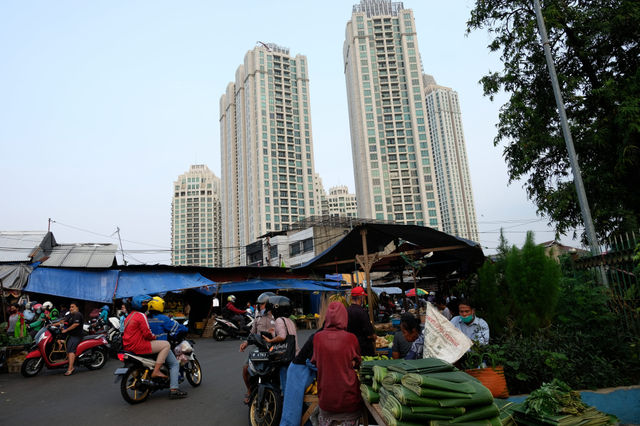 <p>Suasana kios pedagang di Pasar Kebayoran Lama, Jakarta, Selasa, 6 Oktober 2020. Jika pandemi tak bisa dikendalikan yang salah satunya dilihat dari indikator positive rate di bawah 5%, masyarakat, khususnya kelas menengah akan enggan membelanjakan uangnya, karena khawatir terinfeksi. Inilah yang menjadi penyebab, meski reaktivasi ekonomi sudah dilakukan pada Juni 2020 lalu, tetapi kinerja daya beli tetap melorot. Foto: Ismail Pohan/TrenAsia</p>
