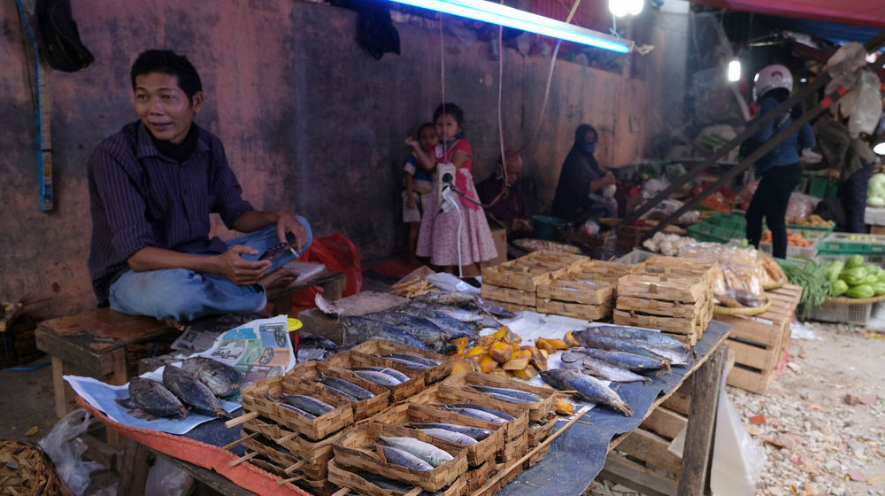 <p>Suasana kios pedagang di Pasar Kebayoran Lama, Jakarta, Selasa, 6 Oktober 2020. Jika pandemi tak bisa dikendalikan yang salah satunya dilihat dari indikator positive rate di bawah 5%, masyarakat, khususnya kelas menengah akan enggan membelanjakan uangnya, karena khawatir terinfeksi. Inilah yang menjadi penyebab, meski reaktivasi ekonomi sudah dilakukan pada Juni 2020 lalu, tetapi kinerja daya beli tetap melorot. Foto: Ismail Pohan/TrenAsia</p>