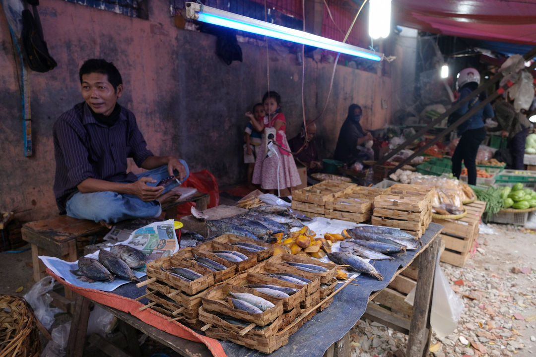 <p>Suasana kios pedagang di Pasar Kebayoran Lama, Jakarta, Selasa, 6 Oktober 2020. Jika pandemi tak bisa dikendalikan yang salah satunya dilihat dari indikator positive rate di bawah 5%, masyarakat, khususnya kelas menengah akan enggan membelanjakan uangnya, karena khawatir terinfeksi. Inilah yang menjadi penyebab, meski reaktivasi ekonomi sudah dilakukan pada Juni 2020 lalu, tetapi kinerja daya beli tetap melorot. Foto: Ismail Pohan/TrenAsia</p>
