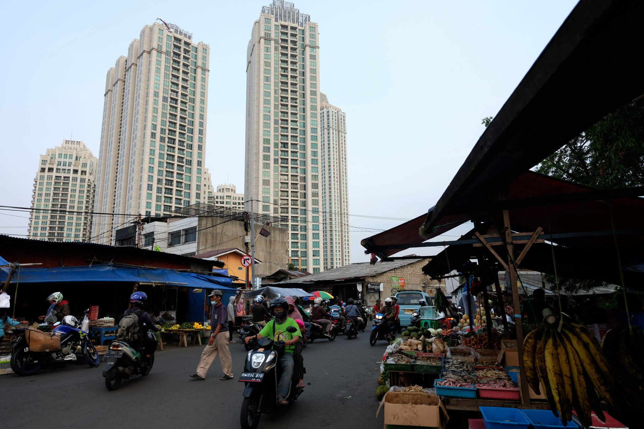 <p>Suasana kios pedagang di Pasar Kebayoran Lama, Jakarta, Selasa, 6 Oktober 2020. Jika pandemi tak bisa dikendalikan yang salah satunya dilihat dari indikator positive rate di bawah 5%, masyarakat, khususnya kelas menengah akan enggan membelanjakan uangnya, karena khawatir terinfeksi. Inilah yang menjadi penyebab, meski reaktivasi ekonomi sudah dilakukan pada Juni 2020 lalu, tetapi kinerja daya beli tetap melorot. Foto: Ismail Pohan/TrenAsia</p>
