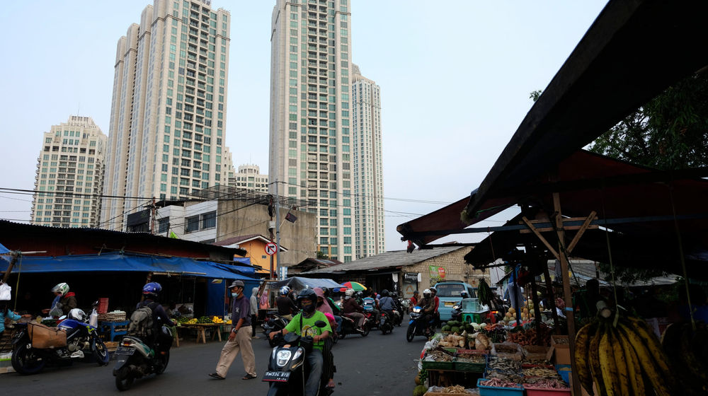 <p>Suasana kios pedagang di Pasar Kebayoran Lama, Jakarta, Selasa, 6 Oktober 2020. Jika pandemi tak bisa dikendalikan yang salah satunya dilihat dari indikator positive rate di bawah 5%, masyarakat, khususnya kelas menengah akan enggan membelanjakan uangnya, karena khawatir terinfeksi. Inilah yang menjadi penyebab, meski reaktivasi ekonomi sudah dilakukan pada Juni 2020 lalu, tetapi kinerja daya beli tetap melorot. Foto: Ismail Pohan/TrenAsia</p>
