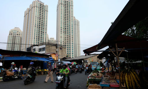 <p>Suasana kios pedagang di Pasar Kebayoran Lama, Jakarta, Selasa, 6 Oktober 2020. Jika pandemi tak bisa dikendalikan yang salah satunya dilihat dari indikator positive rate di bawah 5%, masyarakat, khususnya kelas menengah akan enggan membelanjakan uangnya, karena khawatir terinfeksi. Inilah yang menjadi penyebab, meski reaktivasi ekonomi sudah dilakukan pada Juni 2020 lalu, tetapi kinerja daya beli tetap melorot. Foto: Ismail Pohan/TrenAsia</p>
