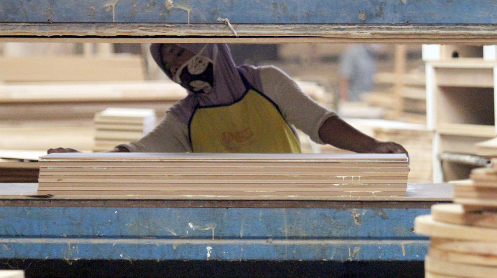 <p>Pekerja tengah menyelesaikan pembuatan furniture di PT Funisia Perkasa,Juru Mudi Baru Kecamatan Benda, Kota Tangerang, Banten, Selasa 13 Oktober 2020. Dimasa pandemi walaupun pasar lokal sedikit berkurang namun pemintaan dari pasar ekspor cukup tinggi walaupun terkendala dalam proses pengiriman. Pengusaha berharap agar pemerintah bisa tetap mendukung dan memperhatikan sektor industri ini khususnya dalam hal ekspor produk. Foto: Panji Asmoro/TrenAsia</p>
