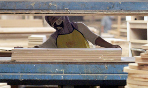 <p>Pekerja tengah menyelesaikan pembuatan furniture di PT Funisia Perkasa,Juru Mudi Baru Kecamatan Benda, Kota Tangerang, Banten, Selasa 13 Oktober 2020. Dimasa pandemi walaupun pasar lokal sedikit berkurang namun pemintaan dari pasar ekspor cukup tinggi walaupun terkendala dalam proses pengiriman. Pengusaha berharap agar pemerintah bisa tetap mendukung dan memperhatikan sektor industri ini khususnya dalam hal ekspor produk. Foto: Panji Asmoro/TrenAsia</p>
