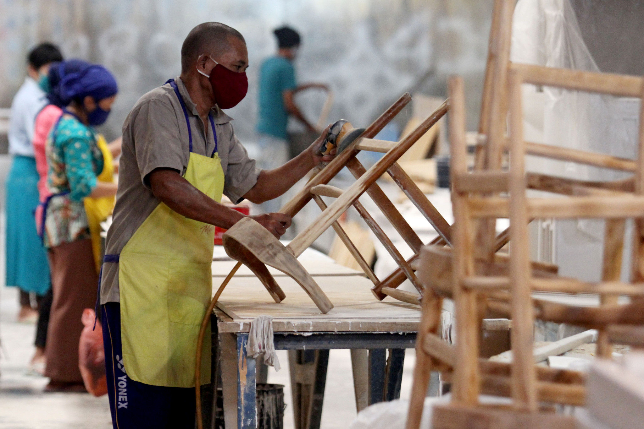 <p>Sejumlah pekerja tengah menyelesaikan pembuatan furniture di PT Funisia Perkasa, Juru Mudi Baru Kecamatan Benda, Kota Tangerang, Banten, Selasa 13 Oktober 2020. Dimasa pandemi walaupun pasar lokal sedikit berkurang namun pemintaan dari pasar ekspor cukup tinggi walaupun terkendala dalam proses pengiriman. Pengusaha berharap agar pemerintah bisa tetap mendukung dan memperhatikan sektor industri ini khususnya dalam hal ekspor produk. Foto: Panji Asmoro/TrenAsia</p>
