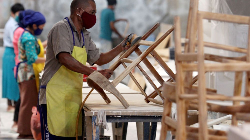<p>Sejumlah pekerja tengah menyelesaikan pembuatan furniture di PT Funisia Perkasa, Juru Mudi Baru Kecamatan Benda, Kota Tangerang, Banten, Selasa 13 Oktober 2020. Dimasa pandemi walaupun pasar lokal sedikit berkurang namun pemintaan dari pasar ekspor cukup tinggi walaupun terkendala dalam proses pengiriman. Pengusaha berharap agar pemerintah bisa tetap mendukung dan memperhatikan sektor industri ini khususnya dalam hal ekspor produk. Foto: Panji Asmoro/TrenAsia</p>
