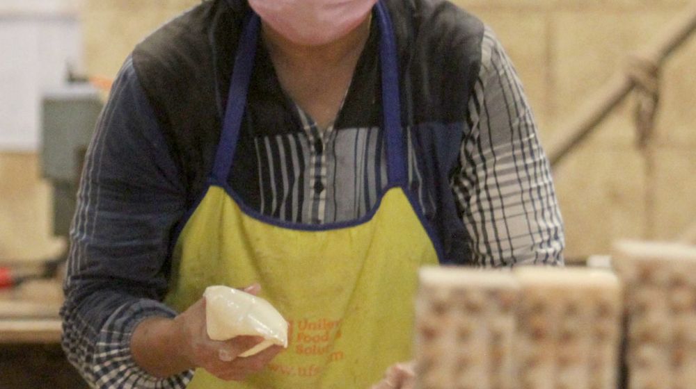 <p>Pekerja tengah menyelesaikan pembuatan furniture di PT Funisia Perkasa,Juru Mudi Baru Kecamatan Benda, Kota Tangerang, Banten, Selasa 13 Oktober 2020. Dimasa pandemi walaupun pasar lokal sedikit berkurang namun pemintaan dari pasar ekspor cukup tinggi walaupun terkendala dalam proses pengiriman. Pengusaha berharap agar pemerintah bisa tetap mendukung dan memperhatikan sektor industri ini khususnya dalam hal ekspor produk. Foto: Panji Asmoro/TrenAsia</p>
