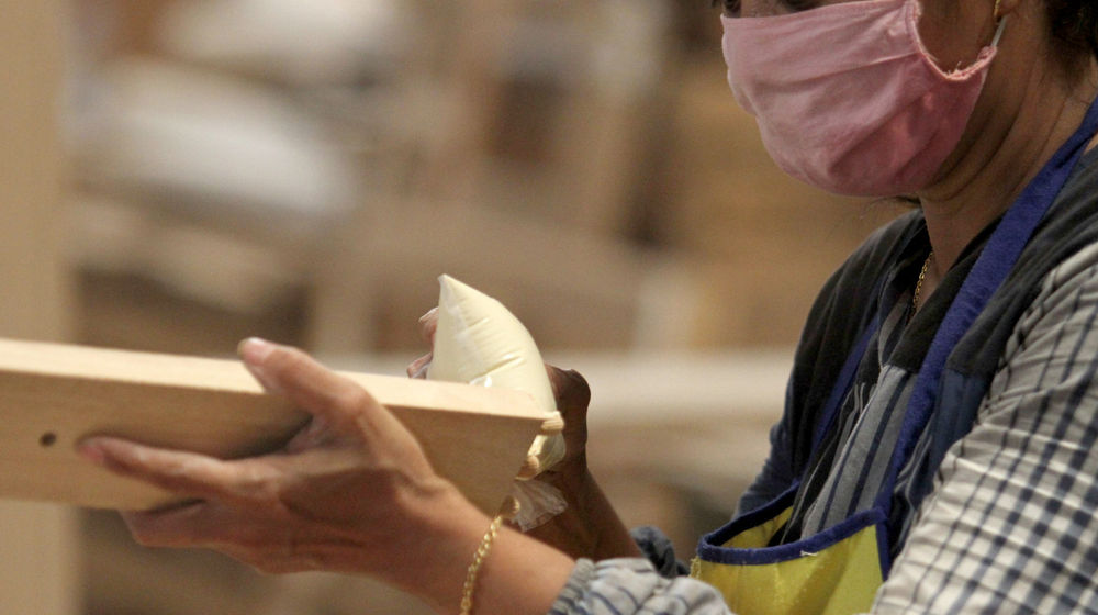 <p>Pekerja tengah menyelesaikan pembuatan furniture di PT Funisia Perkasa, Juru Mudi Baru Kecamatan Benda, Kota Tangerang, Banten, Selasa 13 Oktober 2020. Dimasa pandemi walaupun pasar lokal sedikit berkurang namun pemintaan dari pasar ekspor cukup tinggi walaupun terkendala dalam proses pengiriman. Pengusaha berharap agar pemerintah bisa tetap mendukung dan memperhatikan sektor industri ini khususnya dalam hal ekspor produk. Foto: Panji Asmoro/TrenAsia</p>
