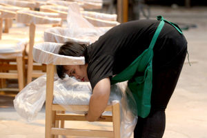 <p>Pekerja tengah menyelesaikan pembuatan furniture di PT Funisia Perkasa, Juru Mudi Baru Kecamatan Benda, Kota Tangerang, Banten, Selasa 13 Oktober 2020. Dimasa pandemi walaupun pasar lokal sedikit berkurang namun pemintaan dari pasar ekspor cukup tinggi walaupun terkendala dalam proses pengiriman. Pengusaha berharap agar pemerintah bisa tetap mendukung dan memperhatikan sektor industri ini khususnya dalam hal ekspor produk. Foto: Panji Asmoro/TrenAsia</p>
