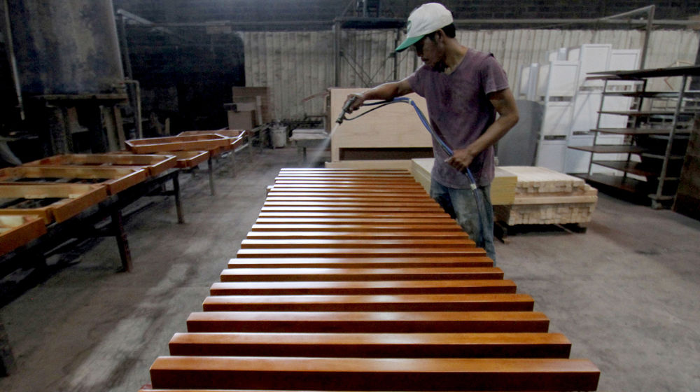 <p>Pekerja tengah menyelesaikan pembuatan furniture di PT Funisia Perkasa, Juru Mudi Baru Kecamatan Benda, Kota Tangerang, Banten, Selasa 13 Oktober 2020. Dimasa pandemi walaupun pasar lokal sedikit berkurang namun pemintaan dari pasar ekspor cukup tinggi walaupun terkendala dalam proses pengiriman. Pengusaha berharap agar pemerintah bisa tetap mendukung dan memperhatikan sektor industri ini khususnya dalam hal ekspor produk. Foto: Panji Asmoro/TrenAsia</p>
