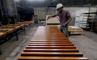 <p>Pekerja tengah menyelesaikan pembuatan furniture di PT Funisia Perkasa, Juru Mudi Baru Kecamatan Benda, Kota Tangerang, Banten, Selasa 13 Oktober 2020. Dimasa pandemi walaupun pasar lokal sedikit berkurang namun pemintaan dari pasar ekspor cukup tinggi walaupun terkendala dalam proses pengiriman. Pengusaha berharap agar pemerintah bisa tetap mendukung dan memperhatikan sektor industri ini khususnya dalam hal ekspor produk. Foto: Panji Asmoro/TrenAsia</p>
